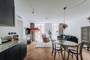 Suite Deluxe, 1 chambre, vue ville | Coin séjour