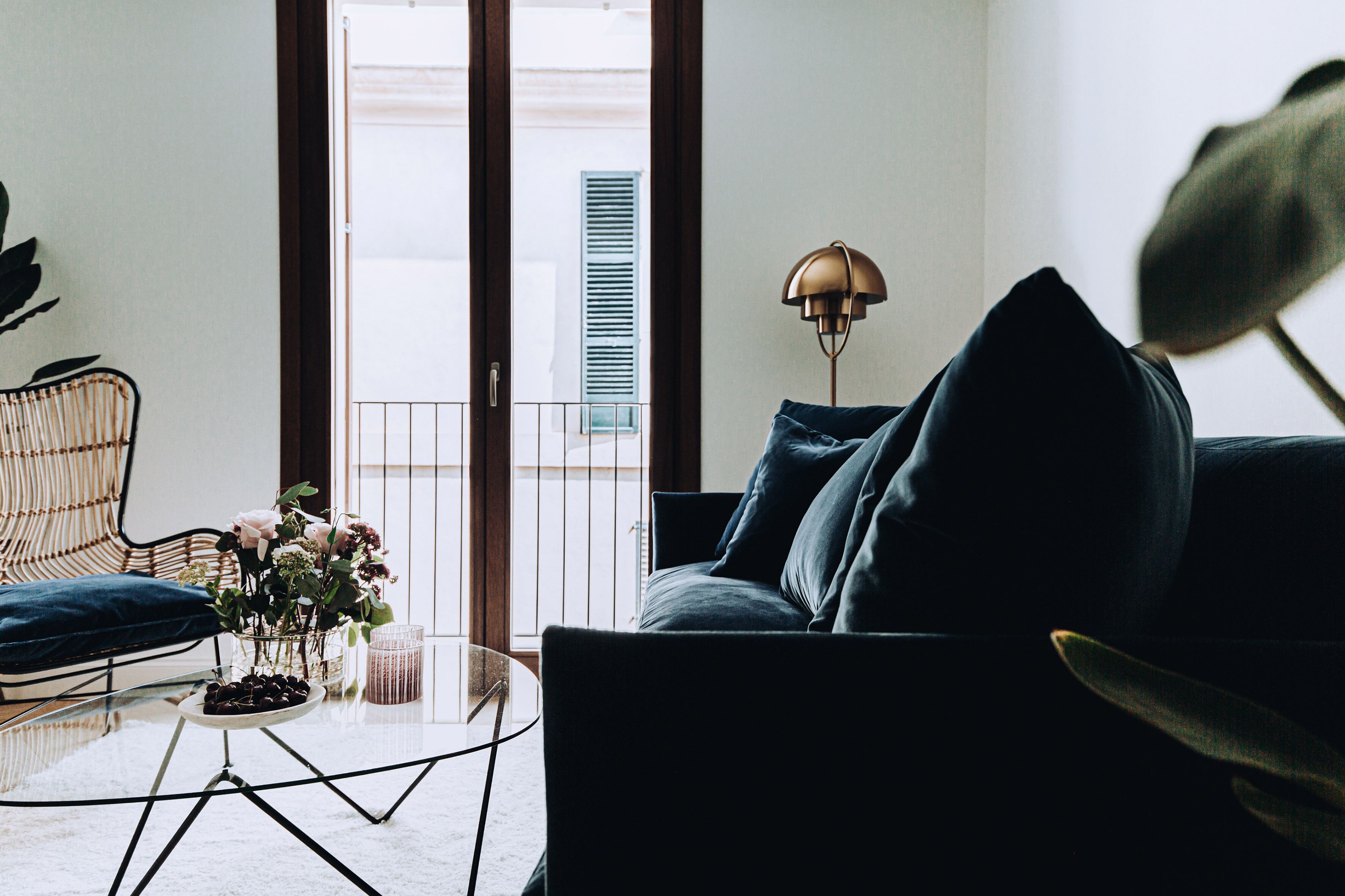 Una sala de estar moderna con un sofá, una mesa de centro y una lámpara.