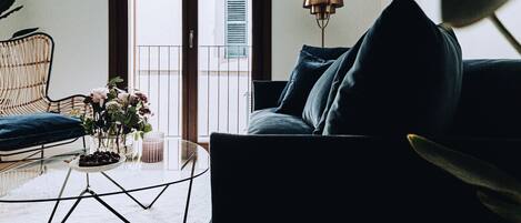 Una sala de estar moderna con un sofá, una mesa de centro y una lámpara.
