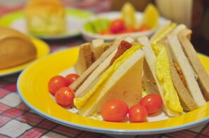 Free daily English breakfast - Smile Orange Homestay (Dongshan)