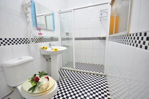 ダブルルーム | バスルームの設備 | シャワー、バスアメニティ (無料)、ヘアドライヤー、スリッパ