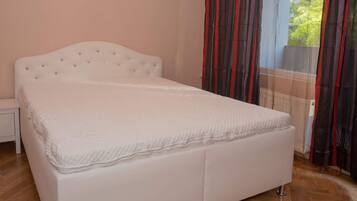 2 bedrooms, iron/ironing board, WiFi