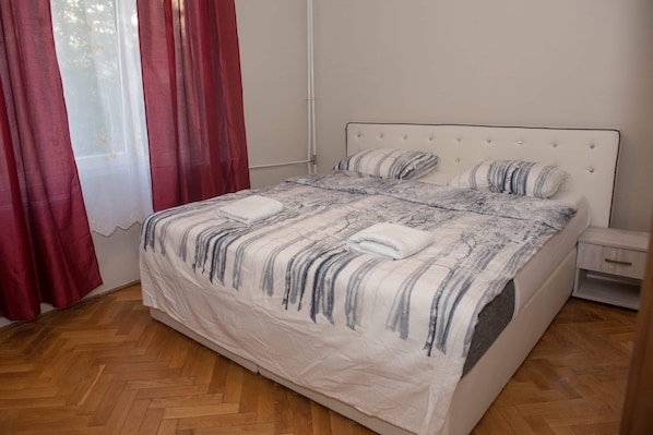 2 bedrooms, iron/ironing board, WiFi