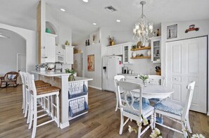 Fridge, microwave, oven, stovetop - Golf, Baseball and Beaches in Jupiter, Florida (Jupiter)