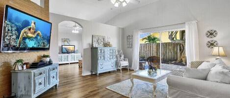 Smart TV, libros y estéreo