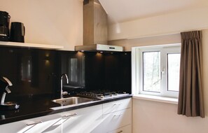 Frigorífico, microondas, placa de cocina y lavavajillas