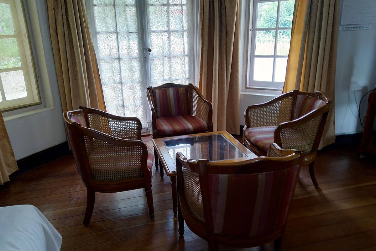 Casa de campo clásica, vista al jardín | Sala de estar en el lobby