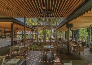 2 restaurantes; se sirven desayunos y cocina local e internacional 