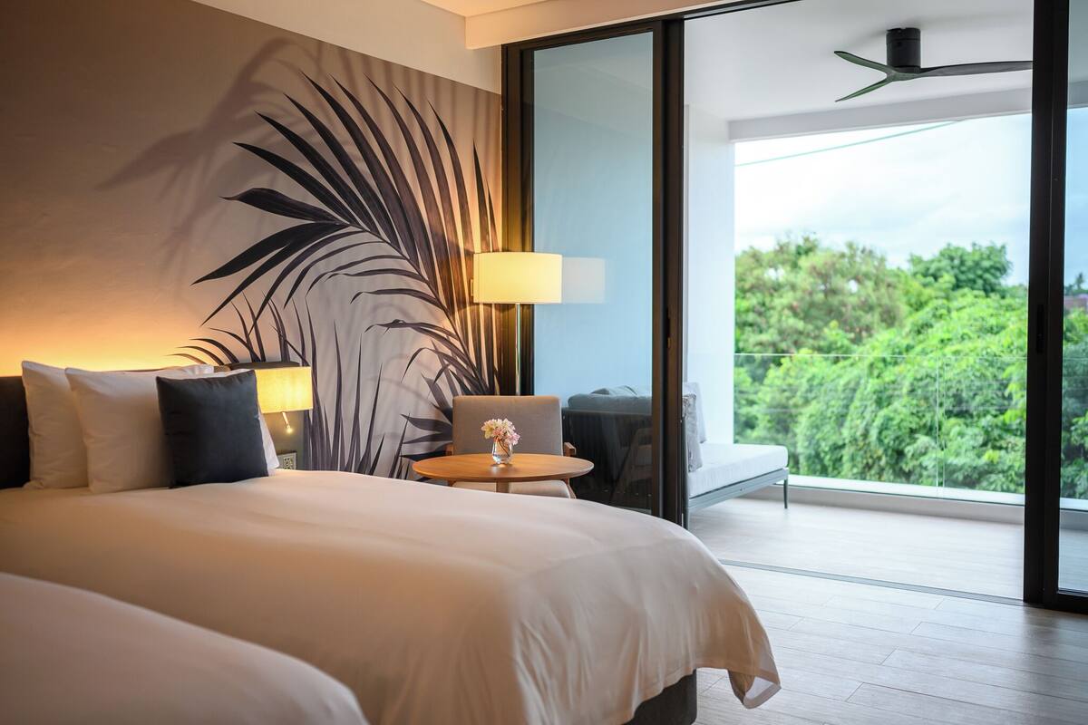 Egyptian cotton sheets, premium bedding, Select Comfort beds, minibar