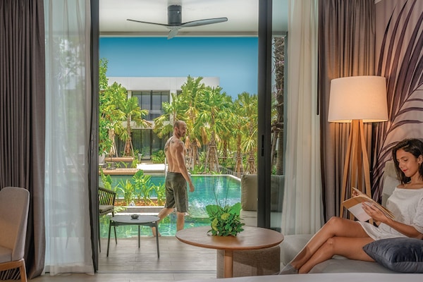 Junior Suite, Pool Access | Egyptian cotton sheets, premium bedding, Select Comfort beds, minibar