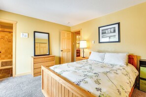 2 bedrooms, Internet, bed sheets - Cozy Winter Park Condo w/ Hot Tub & Shuttle! (Winter Park)