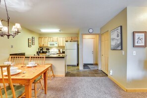Dining - Cozy Winter Park Condo w/ Hot Tub & Shuttle! (Winter Park)