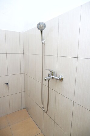 Shower, slippers, towels - Collection O 908 Taman Wisata Kopeng (Getasan)