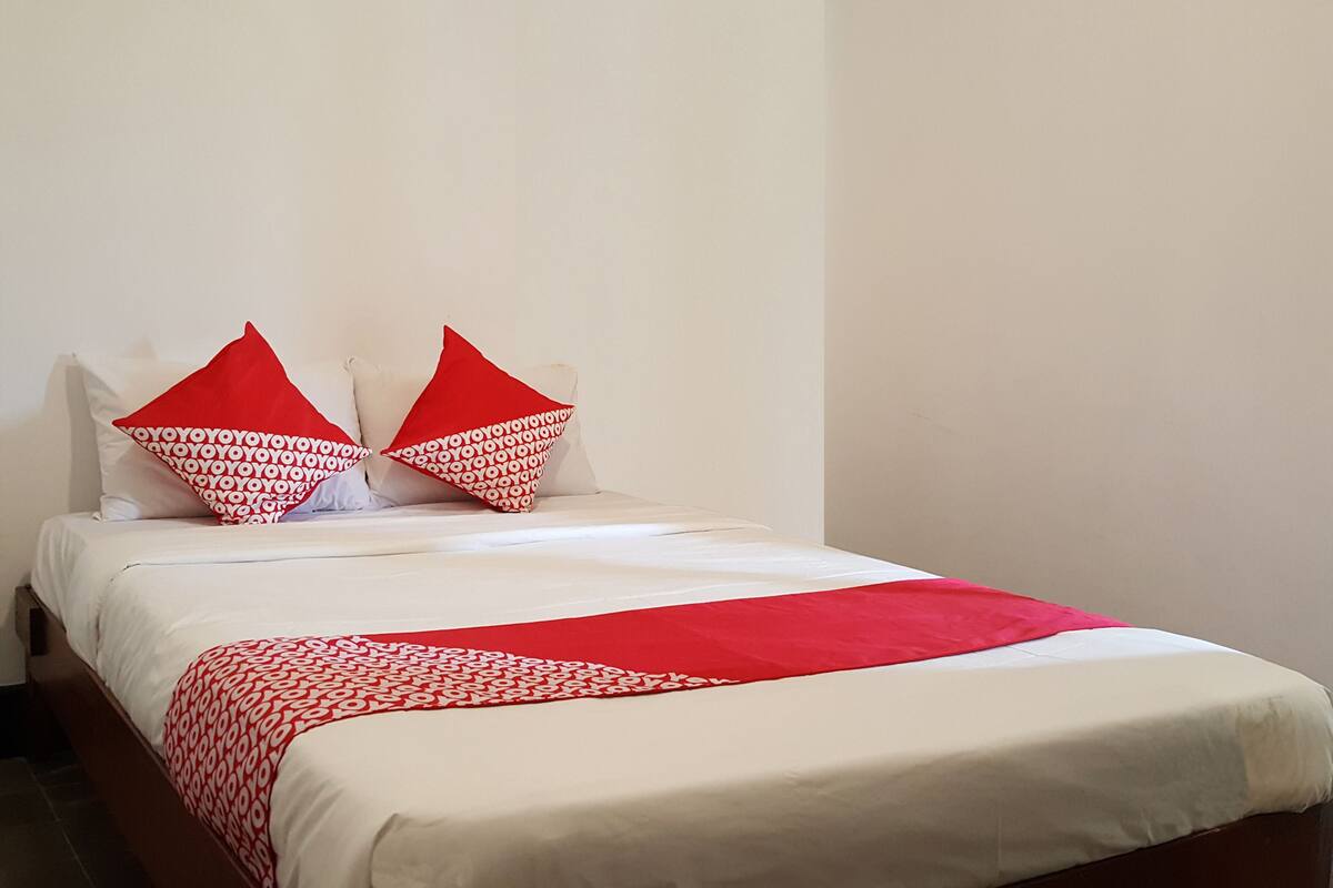 Family Room | Desk, WiFi (free), bed sheets