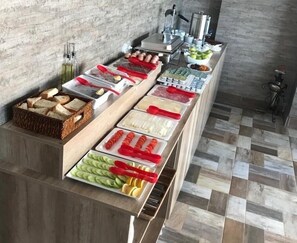 Buffet déjeuner gratuit tous les jours