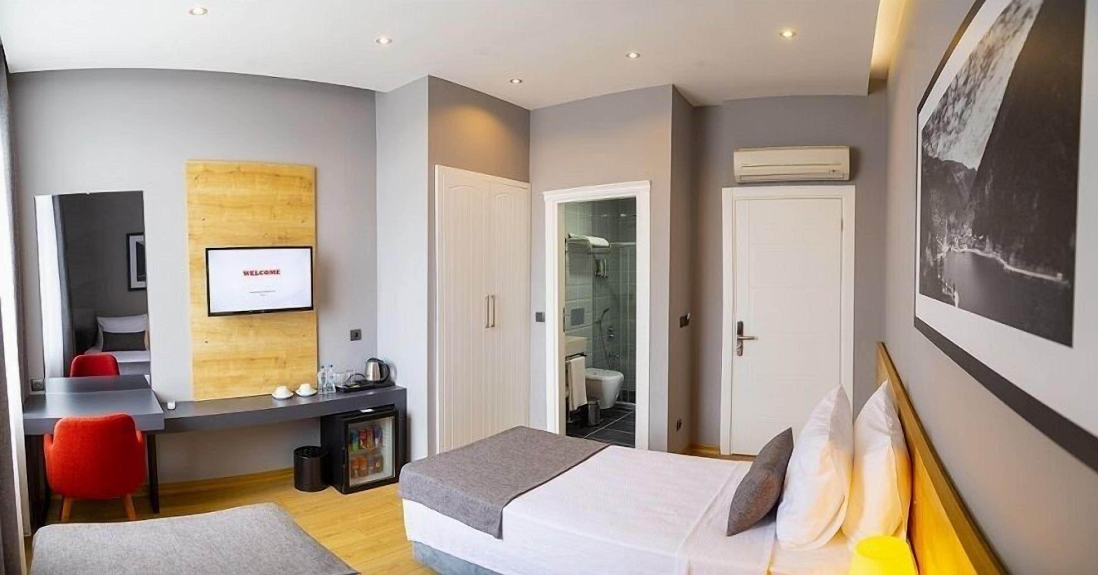 standard twin room | 1 bedroom, in-room safe, desk, laptop workspace