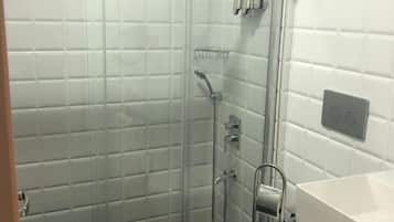Shower, hydromassage showerhead, free toiletries, hair dryer