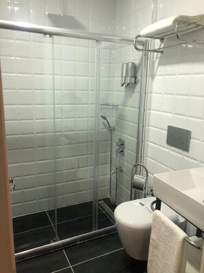 Douche, pomme de douche hydromassante, articles de toilette (gratuits)