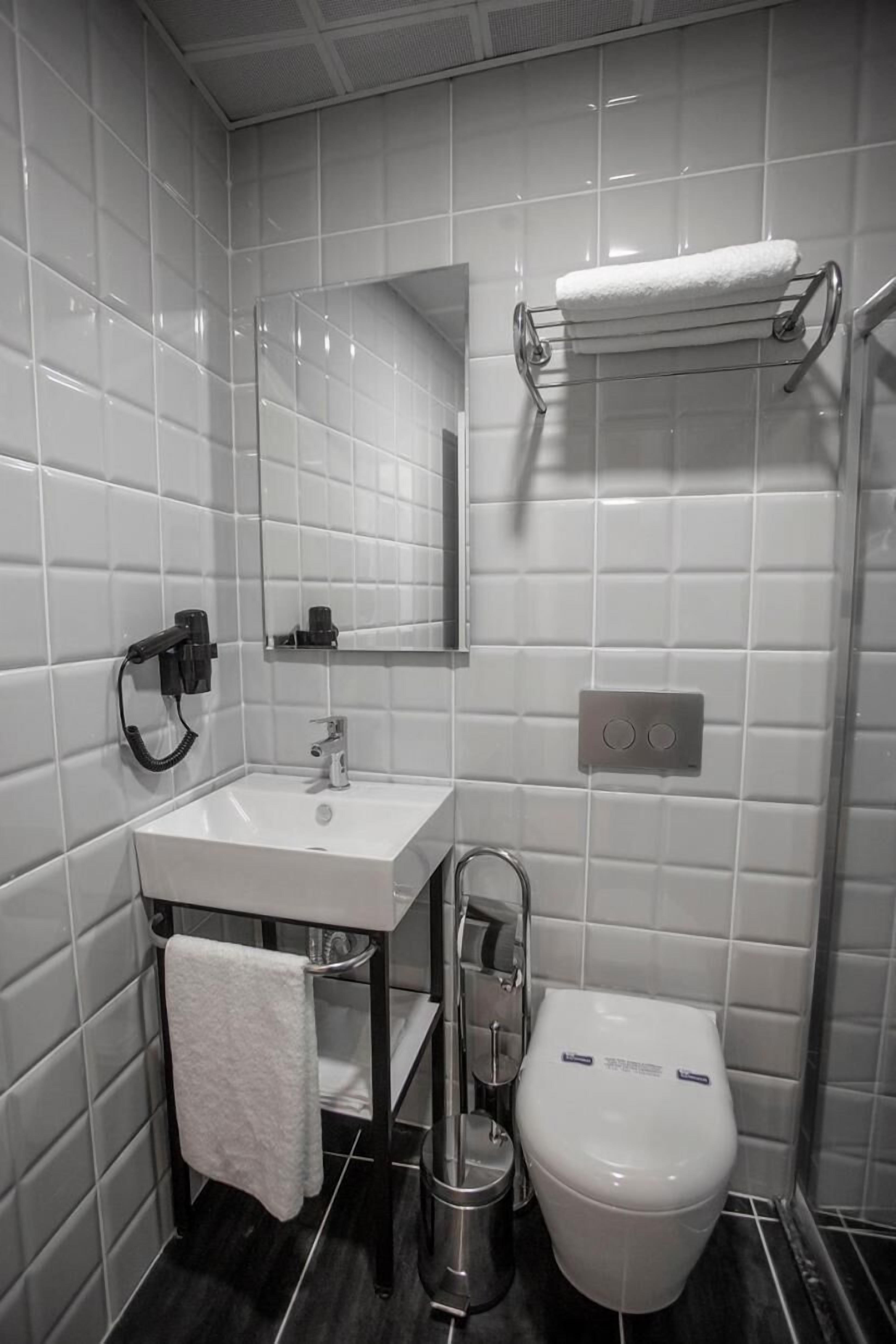 shower, hydromassage showerhead, free toiletries, hair dryer