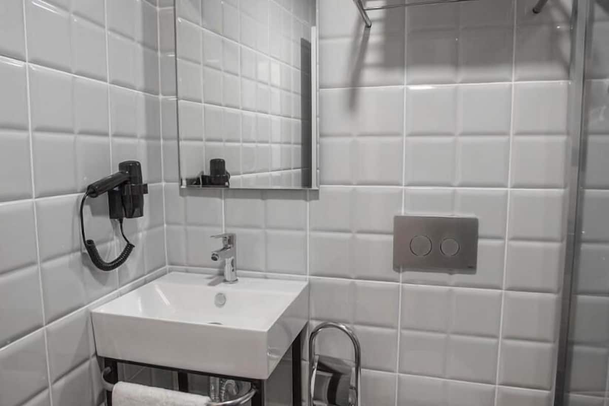shower, hydromassage showerhead, free toiletries, hair dryer