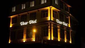 Um edifício com letreiros iluminados que dizem 