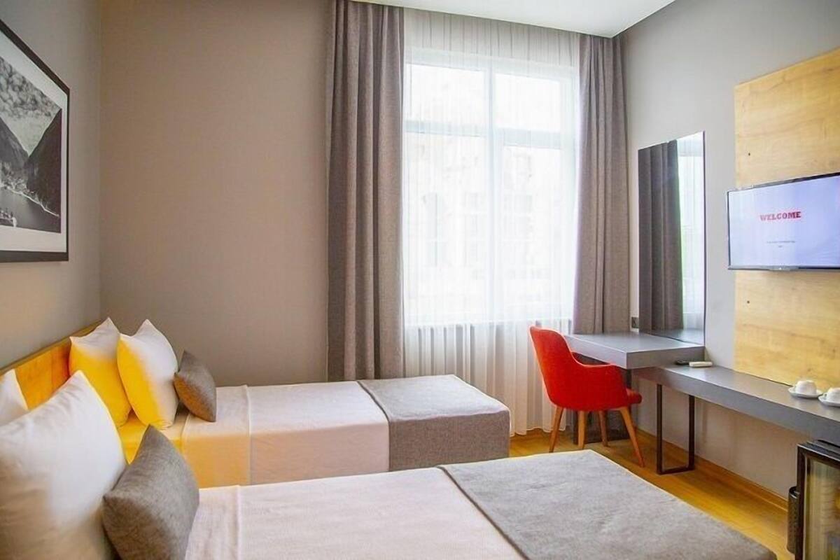 standard twin room | 1 bedroom, in-room safe, desk, laptop workspace