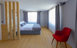 Deluxe Suite | 1 bedroom, in-room safe, desk, laptop workspace