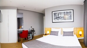 1 habitación, caja de seguridad en la habitación y escritorio