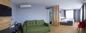 Suite Deluxe | Zona de estar | Una televisión