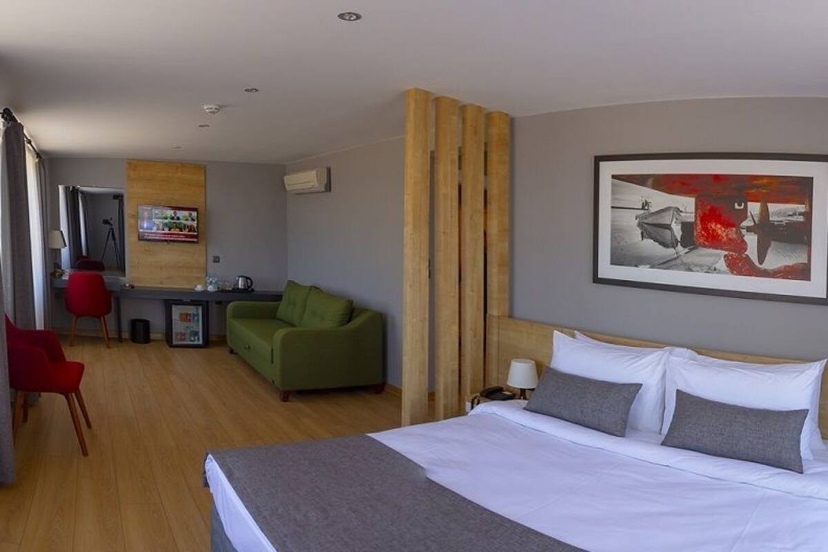 Deluxe Suite | 1 bedroom, in-room safe, desk, laptop workspace