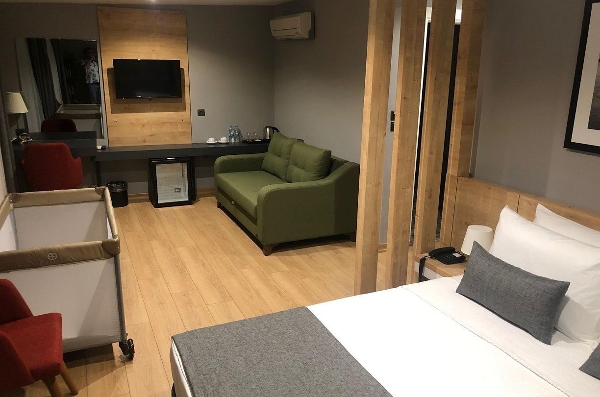 deluxe suite | 1 bedroom, in-room safe, desk, laptop workspace