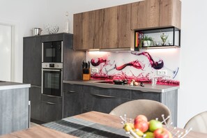 Kühlschrank, Mikrowelle, Ofen, Geschirrspüler