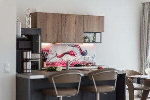 Refrigerador, microondas, horno y lavavajillas 