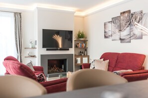 Televisión y chimenea 