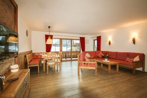 TV, ping pong - 1 vacation apartment Hörndlwand 130 sqm, balcony, open kitchen, 3 bedrooms, living room, 6 p. (Ruhpolding)