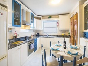 Frigorífico, microondas, horno y lavavajillas