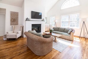 Fernseher, Kamin, Tischfußball, Tischtennisplatte