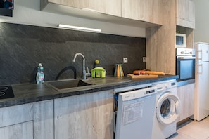 Kühlschrank, Mikrowelle, Ofen, Herdplatte