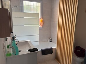 Ensemble douche/baignoire, sèche-cheveux, serviettes fournies