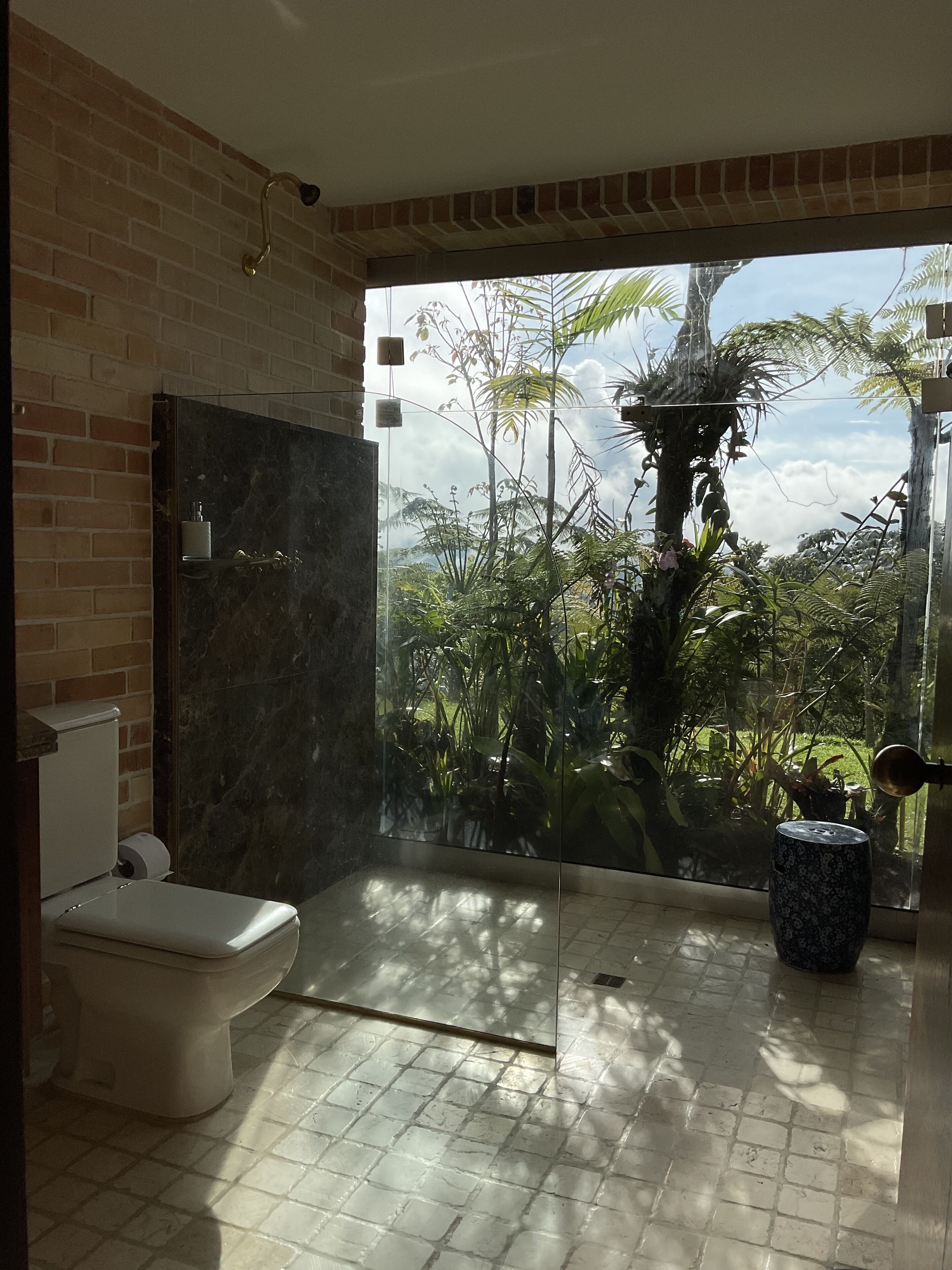 Ensemble douche/baignoire, baignoire à jets, sèche-cheveux