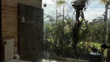 Ensemble douche/baignoire, baignoire à jets, sèche-cheveux
