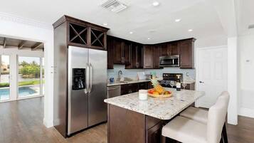 Kjøleskap, mikrobølgeovn, ovn og kokeplater