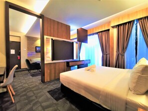 Minibar, in-room safe, desk, blackout drapes - Prestigo Hotel (Johor Bahru)