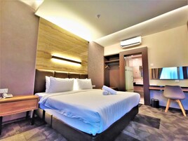 Minibar, brankas, meja kerja, dan tirai kedap cahaya
