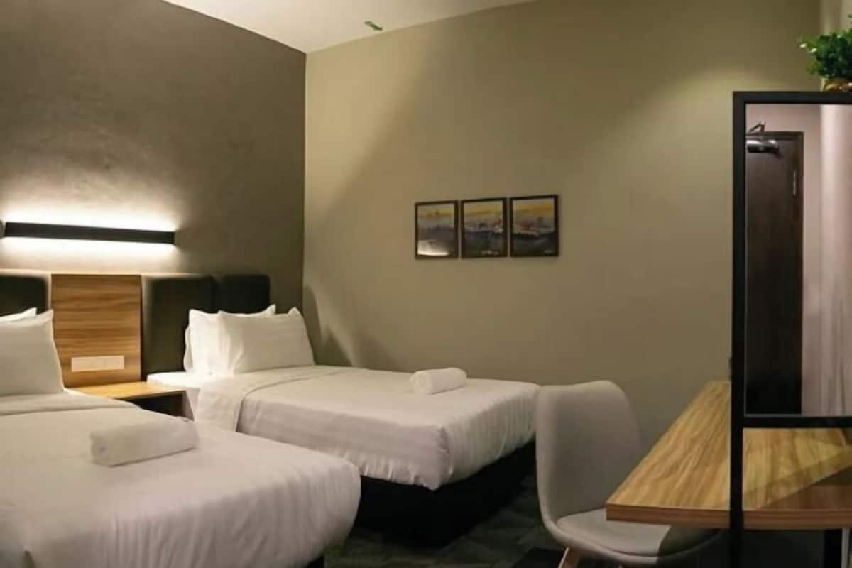 Frigobar, cofres nos quartos, escrivaninha, cortinas blackout