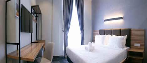 Minibar, caja de seguridad en la habitación y escritorio