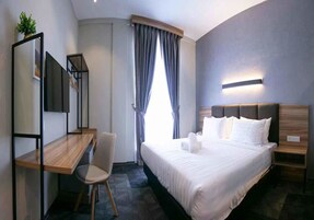 Kamar Standar | Minibar, brankas, meja kerja, dan tirai kedap cahaya