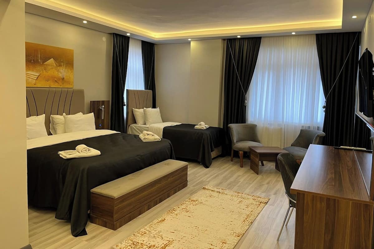 Kolmen hengen standard-huone | Untuvapeitot, minibaari, tallelokero huoneessa, työpöytä