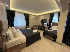 Down comforters, minibar, in-room safe, desk - Grand Krone Hotel (Cinarcik)