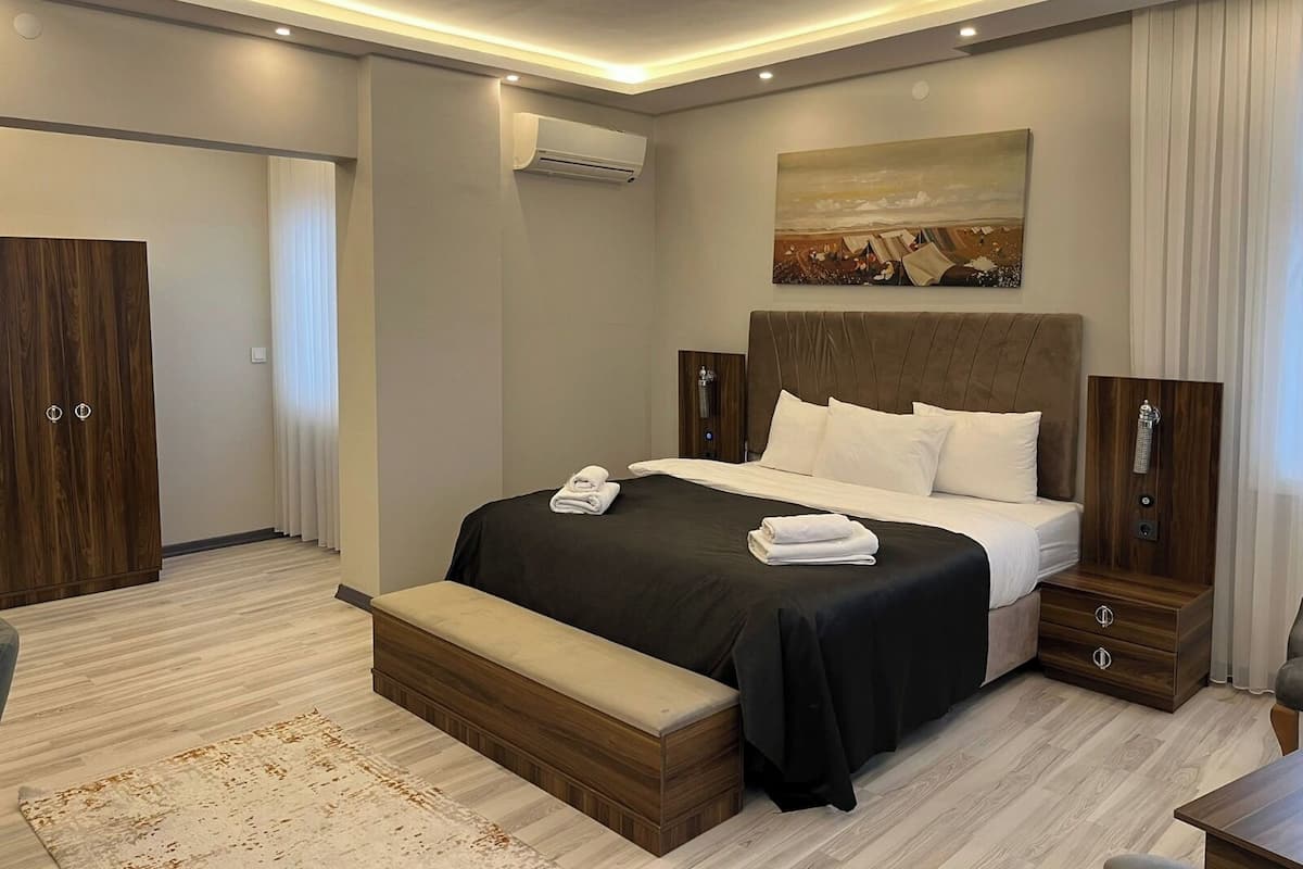 Edredón, minibar, caja de seguridad en la habitación y escritorio